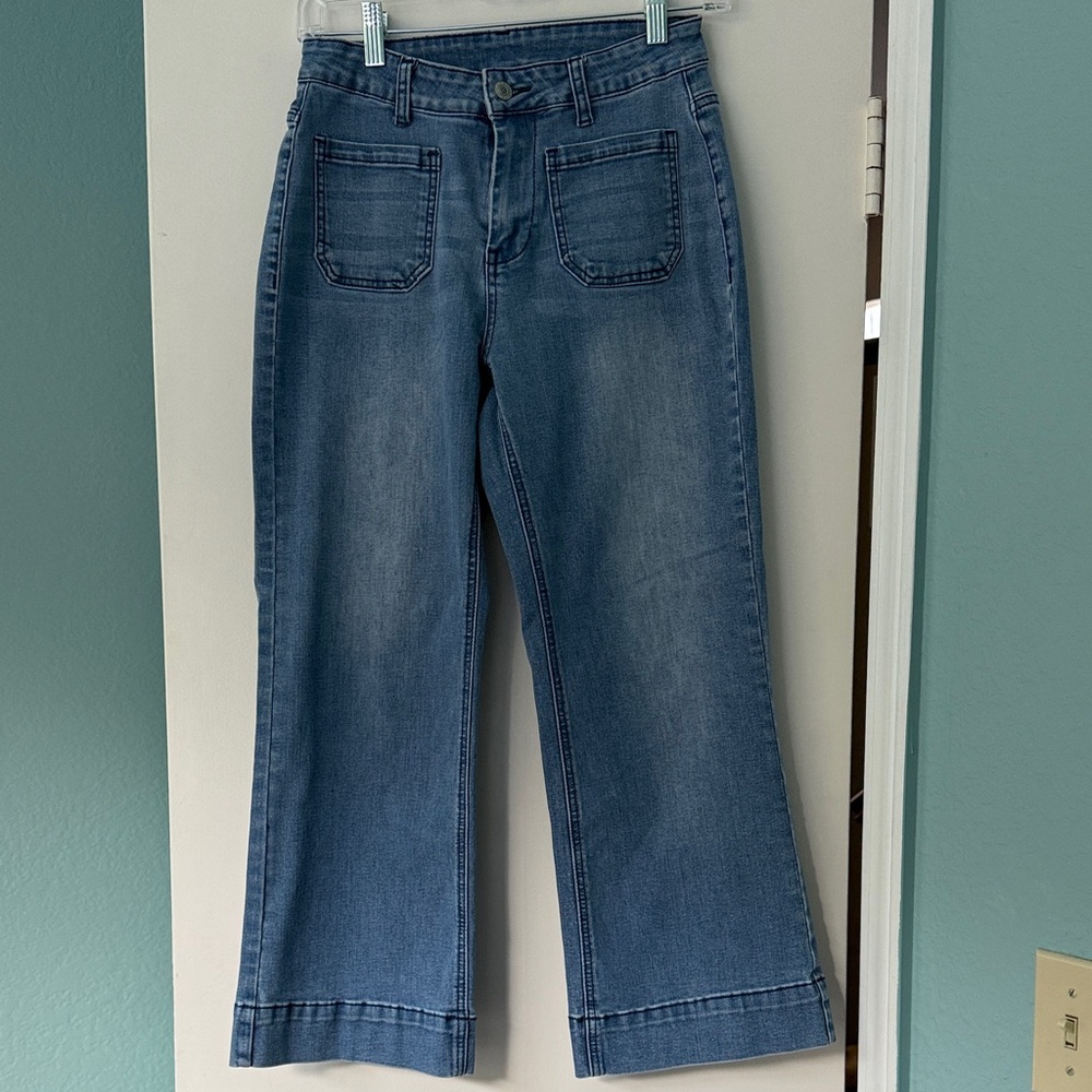 Flat front pocket cafe style , wide leg cropped jeans